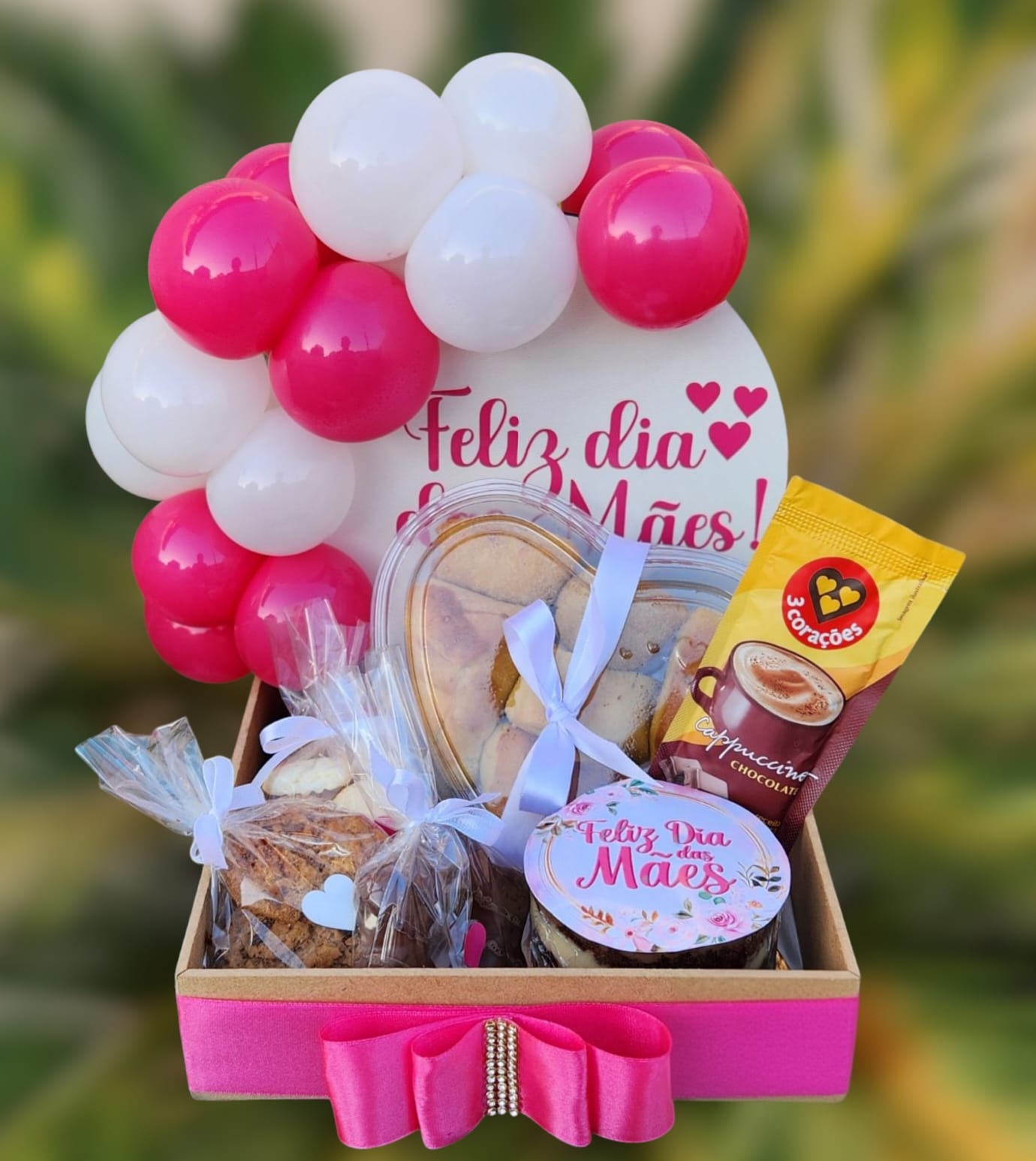 Cesta pink com arco de balões, mini bolo temático, cappuccino e doces para Dia das Mães