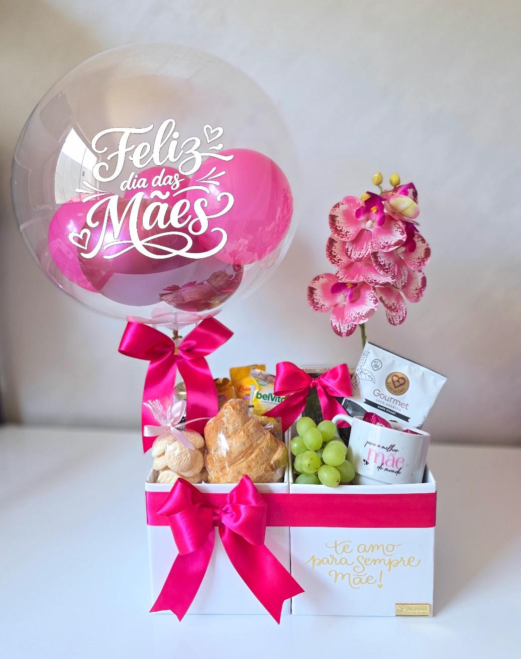 Cesta de Dia das Mães com balão bubble, caneca, croissant, uvas, Nutella e orquídea