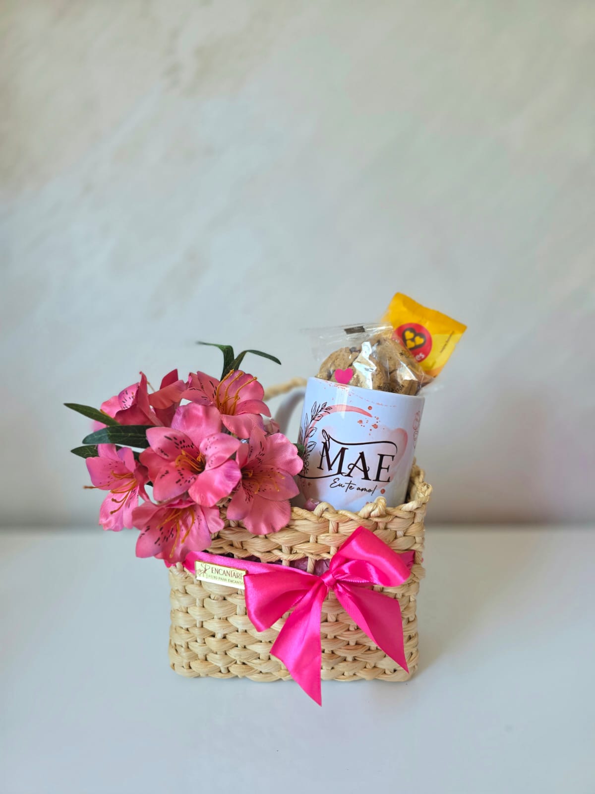 Cesto tramado com flores rosa, caneca Mãe Eu te amo, cookies e laço pink