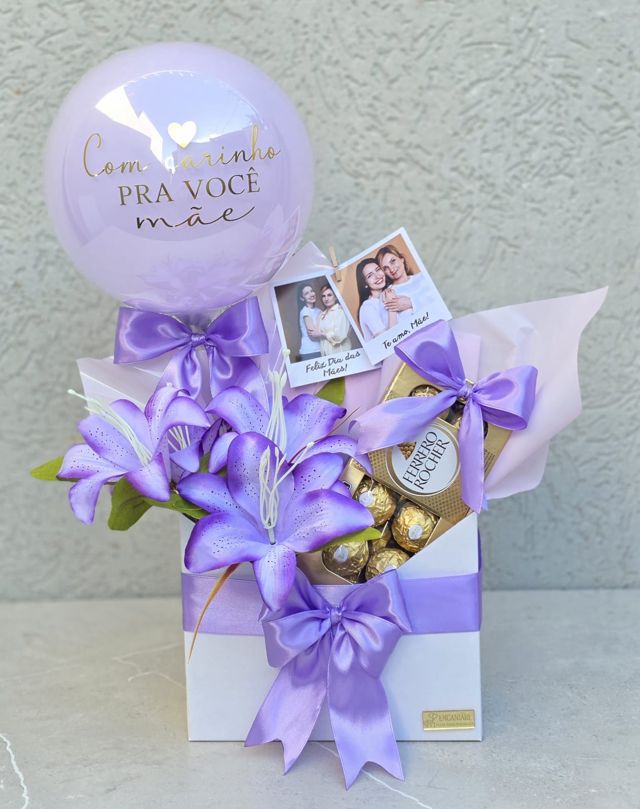Box branco e lilás com balão, flores, fotos personalizadas e Ferrero Rocher