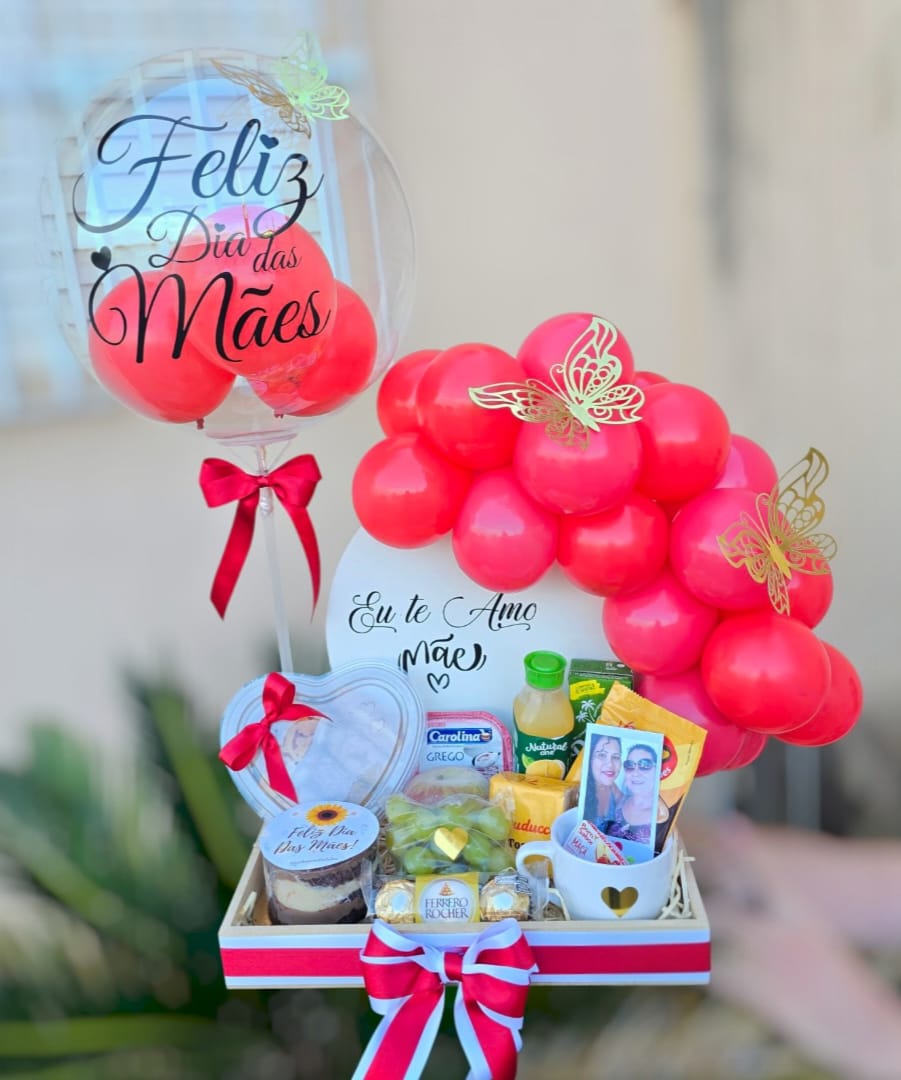 Cesta branca com arco de balões pink, balão bubble, caneca com foto, uvas, suco e Ferrero Rocher